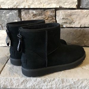 UGG Womens Classic Mini Logo Zip. Size 7. Black